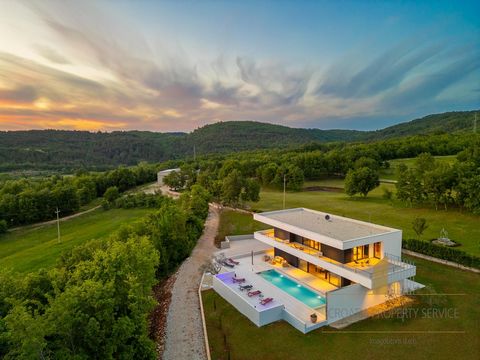 Une incroyable villa de luxe qui ravit dans les moindres détails ! Cette belle villa est située dans un endroit calme dans le centre de l’Istrie, à seulement 10 km du centre-ville et à 25 km de la magnifique mer Adriatique. L’aéroport le plus proche ...