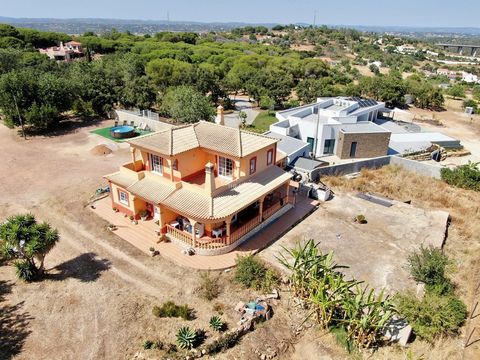 This is your chance to live or invest in one of the most sought-after areas of Algarve! Located in Porches, this exceptionally positioned country house offers sea views and sits on a large plot of over 10,000 m². The traditional house, with 3 bedroom...