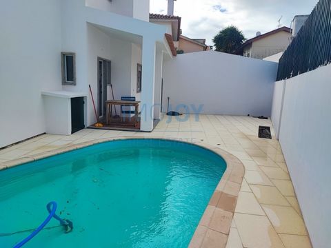 Bonita villa insertada en una plaza. Villa de 3 dormitorios con jardín y piscina en alquiler con o sin muebles en el acogedor barrio de Cobre en Cascais. Disponible para alquilar el 15 de noviembre de 2024. Insertado en una plaza de villas únicamente...