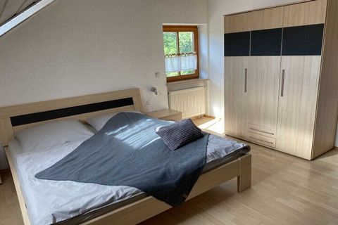 Appartement van 120 m² op de 1e verdieping, uitrusting: 2 slaapkamers (elk 2-3 personen), 1 slaapkamer (2 personen), woonkeuken (keuken/eetkamer/woonkamer), badkamer (bad/douche/wastafel/toilet/wastafel machine), aparte gastenkamer -WC, zonnig balkon...