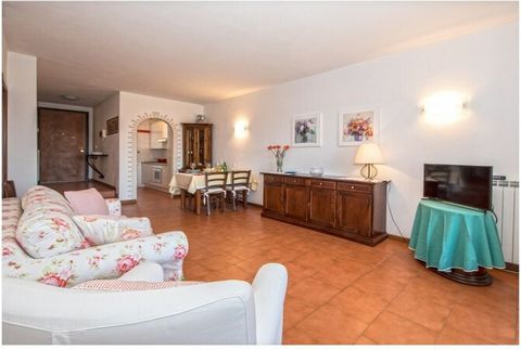 La casa vacanze, dotata di connessione internet gratuita e aria condizionata in ogni stanza, accoglie gli ospiti con il suo luminoso soggiorno con divano letto per 2 persone, TV a schermo piatto e tavolo da pranzo con sedie. La cucina può essere attr...