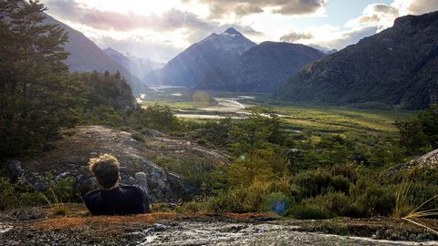 Kom, doe met ons mee en betreed een andere wereld. Op de bodem van een prachtige Patagonische vallei, op de bodem van een enorm nationaal park, ligt een ongelooflijk stuk land van sublieme schoonheid. Terwijl je langzaam door de vallei vordert en gel...