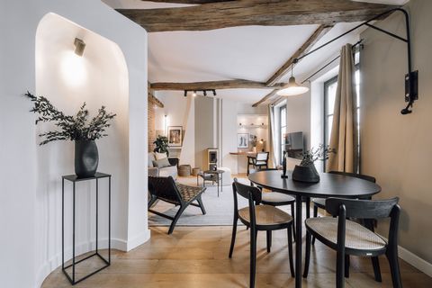 Magnifique appartement rénové et meublé situé dans la rue Ferdinand Duval, dans le Marais, dans le 4e arrondissement. Il est situé au 4ème étage, à proximité des stations de métro Saint-Paul, Hôtel de Ville et Pont Marie. Les attractions à proximité ...