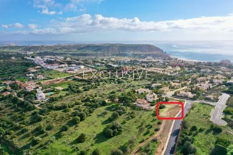 Gelegen in een van de meest gevestigde en gewilde woonwijken in Praia da Luz, op loopafstand van het strand en het centrum. Dit perceel wordt verkocht met een goedgekeurd project, zodat de bouw onmiddellijk kan beginnen en de planningsfase kan worden...