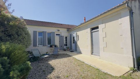 Tonnay-Charente, charmante maison rénovée d'environ 95 m2 comprenant une entrée/couloir, un séjour / salon exposé Sud, une cusine aménagée et équipée donnant sur l'extérieur, deux chambres dont une avec dressing, salle d'eau, wc, une dépendance d'env...