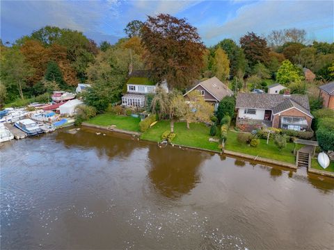 Eingebettet an den ruhigen Ufern der Themse im begehrten Dorf Wraysbury bietet dieser geräumige Chalet-Bungalow mit 5 Schlafzimmern eine einzigartige Mischung aus Leben am Fluss mit immensem Potenzial. Das Anwesen befindet sich auf einem eigenen ruhi...