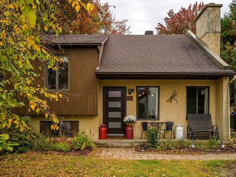 Dieses charmante Haus mit Kathedralendach im offenen Bereich des Hauptraums befindet sich in einem ruhigen Familienviertel in der Nähe eines Parks und von Schulen und bietet ein schönes Licht. Schöner Holzkamin, 3 Schlafzimmer im Obergeschoss, Möglic...