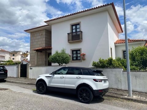 Située dans le quartier d’Urbimira, cette charmante villa offre une occasion unique d’avoir le reste de la campagne dans la ville. D’une superficie brute de 632 m2, cette villa offre quatre chambres, un bureau avec bibliothèque, une salle de jeux, tr...