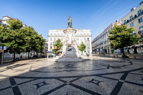 Kommen Sie und entdecken Sie diesen charmanten Raum mit 132 m2 im Herzen von Largo Camões, einem der belebtesten und meistbesuchten Orte im Herzen von Lissabon. In bester Lage und kürzlich verbessert, könnte dies die Gelegenheit sein, auf die Sie gew...