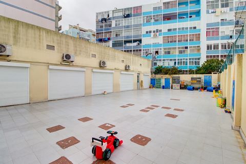 We present you with a unique opportunity! A commercial property with 2 floors and an impressive 564 m2, located in the privileged Praceta António Sérgio, in Cova da Piedade, Almada. This space, previously used as a nursery and primary school, offers ...