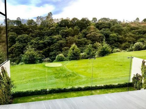 Disfruta de esta casa que colinda y tiene vista con el campo de golf ejecutivo de Bosque Real