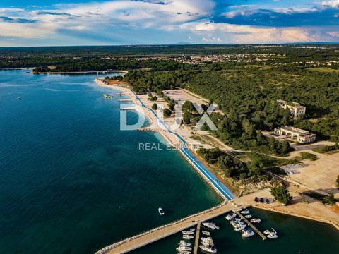 Location: Istarska županija, Pula, Štinjan. Building land for sale in an excellent location, 932 m2. This building plot is rectangular in shape, attached to the road. It is 1.7 km from the beautiful beaches in Štinjan and Valbandon. Dear clients, the...