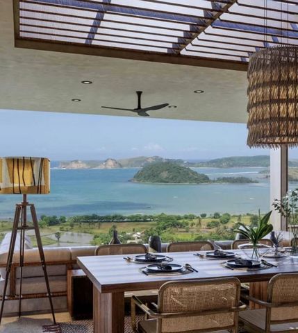 Deze prachtige villa, de laatste beschikbare villa met 3 slaapkamers, is gelegen in een luxe resort van 8 hectare in Zuid-Lombok - een nieuw paradigma in luxe leven. Dankzij het ongelooflijke panoramische uitzicht op zee heeft elke eigenaar de flexib...