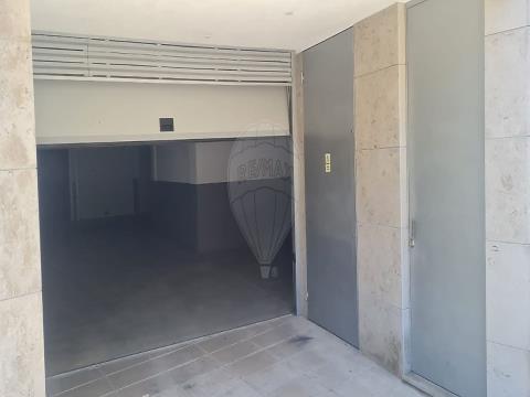 !!Garagem para arrendamento!! Garagem fechada, com portão elétrico, com lugar para um carro e arrumos Preparada para carregamento de carros elétricos Não perca esta oportunidade! contacte-me e agende, hoje, a sua visita! ;ID RE/MAX: 121751272-46