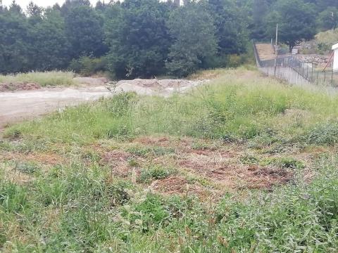 Regilde - Felgueiras - Terreno com 5436 m2; - Pedido para construção de 2 moradias em apreciação na Câmara; - Zona de construção; - Próximo ao rio; - Boa frente de estrada; - Local soalheiro; - A poucos minutos de Felgueiras, Vizela e Guimarães; - Ag...