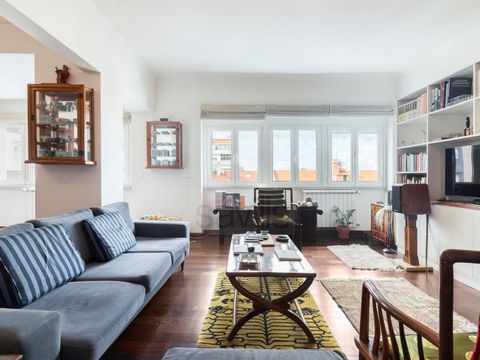 This spacious 3-bedroom flat is located in one of the most central and well-connected areas of Lisbon, precisely at the intersection of Avenida Estados Unidos da América and Avenida de Roma. The neighbourhood is known for offering an excellent qualit...