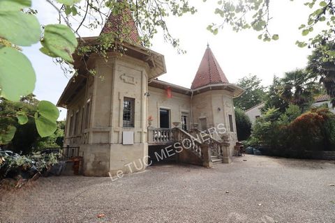 A rare stone castle, three hundred meters from the beaches on approximately two thousand square meters of land with its caretaker's house, shops on foot, a swimming pool. An exceptional charm for this unique property. This atypical residence has a lo...