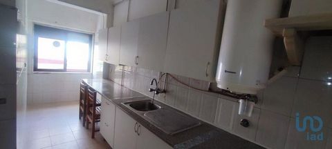 Apartamento t2 no Centro de Corroios Em remodelação É composto por uma sala , uma cozinha, dois quartos , uma casa de banho e um hall de entrada. Localizado perto de transportes, como a estação de comboios da Fertagus, o Metro de superfície, e divers...