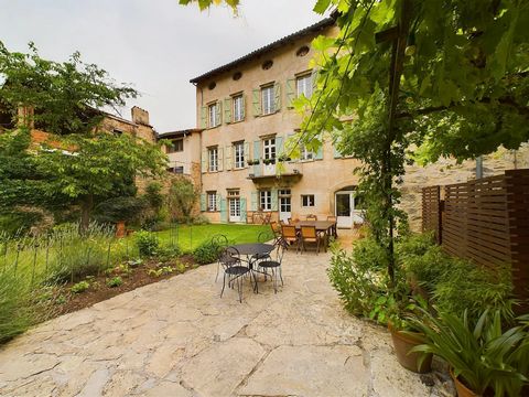 Discover the perfect fusion of history and luxury in this exquisite 9 bedroom property located in the heart of Saint Antonin Noble Val. Features: Ground floor: Kitchen, dining room, sitting room, utility room, studio apartment, WC, shower room and st...