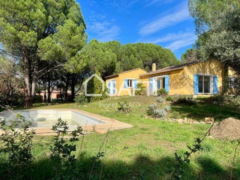 Cette maison allie sérénité et quiétude. Amoureux de la nature venez découvrir cette maison lumineuse de 100 m² habitables édifiée sur un terrain de 2500 m² clos en impasse au calme total dans un quartier résidentiel recherché de Vidauban. Elle se co...