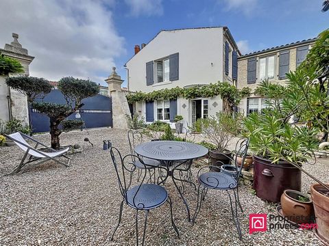 Nuaillé d'Aunis 17540, maison de charme d'environ 290m2 au coeur du village de Nuaillé, située à 18km de La Rochelle et 6km de la zone commerciale de Ferrières. Venez découvrir cette maison familiale en pierre, rénovée avec beaucoup de goût : - au re...