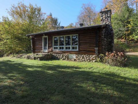 Chalet rustique, chaleureux, irrigué sur un terrain offrant une grande intimité. Situé directement sur le bord du lac Venne. Offrant +/- 139 mètres (455 pieds) linéaire de litoral. Environnement paisible, lac écologique sans bateau à moteur. Ce chale...