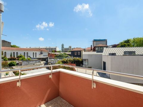 Fully renovated 2-bedroom duplex apartment next to the Porto Palácio Hotel in Boavista, comprising an entrance hall, open-plan living-dining room and kitchen, balcony, bathroom and 1 bedroom. The top floor has a bedroom, bathroom, dressing room and t...