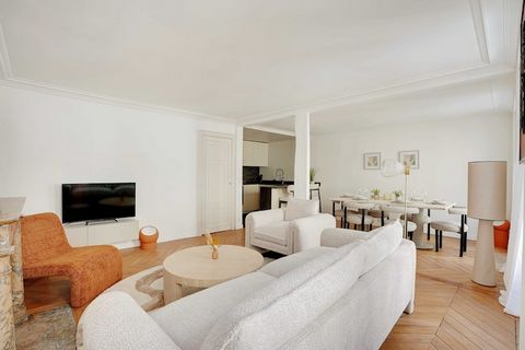 Checkmyguest bietet Ihnen dieses hervorragende 75 m² große Apartment in der Rue du Bac, Paris 7e. Diese elegante Unterkunft bietet zwei komfortable, gut ausgestattete Schlafzimmer und schafft eine ruhige Atmosphäre, die ideal zum Entspannen ist. In d...