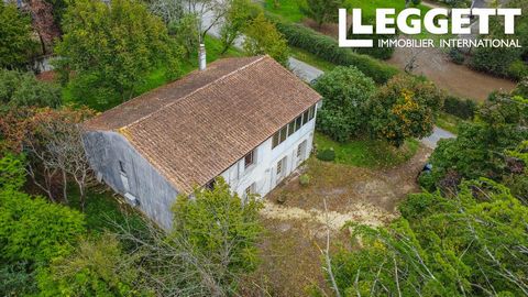 A32982DGE16 - Grande maison des années 80 à rénover, située sur la commune de Linars et proposant 2 niveaux pouvant être rendus totalement indépendants Les informations sur les risques auxquels ce bien est exposé sont disponibles sur le site Géorisqu...