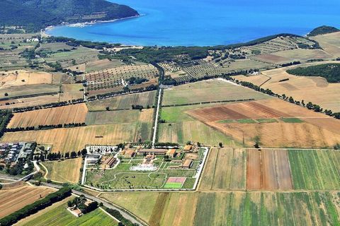 Nahe den Traumstränden des berühmten Golf von Baratti: Ehemaliger landwirtschaftlicher Gutshof, eingebettet in eine weitläufige und gepflegte Gartenanlage. Die 8 Gebäude wurden originalgetreu im toskanischen Stil restauriert und zu einem schönen Feri...