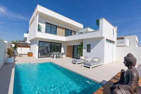 Villa à vendre avec piscine privée à San Javier~~Projet de construction de villas individuelles à San Javier.~~Les villas nouvellement construites sont réparties sur deux étages plus une terrasse spacieuse sur le toit avec de belles vues sur les envi...