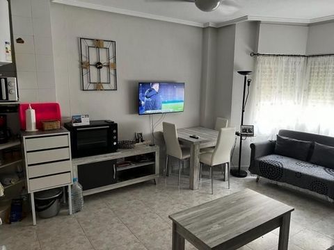 Cet appartement de deux chambres est une opportunité idéale pour ceux qui recherchent une maison confortable et prête à emménager à Torrevieja. Située au troisième étage d’un immeuble avec ascenseur et à quelques mètres de Playa del Cura, cette propr...