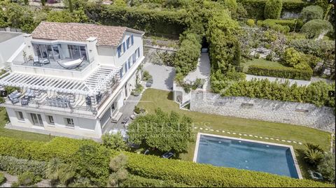 Entdecken Sie diese atemberaubende Villa mit 385 m² Wohnfläche und einem Panorama-Meerblick, ideal gelegen in einem privaten Anwesen am Westhang des Cap d'Antibes. Nur wenige Schritte von den Stränden entfernt und in einer ruhigen, geschützten Umgebu...