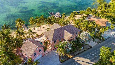 CIREBA MLS-418378 Welkom in uw droomhuis op 210 Water Cay Rd - een zeldzaam en onlangs gerenoveerd landgoed aan het strand, genesteld in de zeer gewilde wijk Cayman Kai en op slechts een korte loopafstand van het beroemde Rum Point. Dit adembenemende...