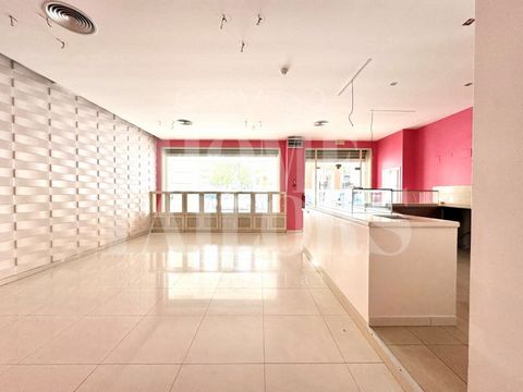 Commercial space on the ground floor with a large window to the street, integrated in a gallery composed of several shops, 1 minute from Continente de Telheiras and the new Supera gym. The kitchen has smoke extraction and is already prepared to start...