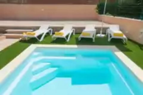 L'espace extérieur de cette maison à deux étages est sans aucun doute le lieu préféré de nos hôtes. Vous pourrez vous détendre dans la piscine privée au chlore, qui mesure 3x3m et a une profondeur constante de 1,50m. Sur la terrasse, vous trouverez u...