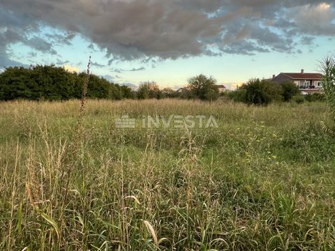 Location: Istarska županija, Pula, Monte Magno. Pula, sale of building land with an area of 901 m². For sale is building land in a quiet suburban area of the city of Pula with an area of 901 m². The building land has a specific triangular shape and i...