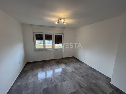 Te koop: Ruim en Volledig Gerenoveerd Appartement met Garage in Pula, Stoja Dit ruime en volledig gerenoveerde appartement is gelegen op de vierde verdieping van een gebouw zonder lift in de aantrekkelijke wijk Stoja in Pula. Deze eigendom biedt een ...