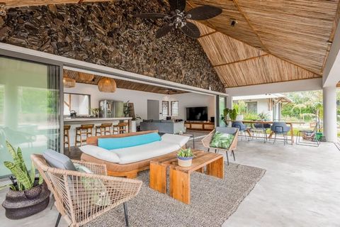 MKV299 MyKeys Realty freut sich, diese exquisite, gehobene Villa in einer einzigartigen Umgebung in Rivière Noire an der Westküste von Mauritius zum Verkauf anbieten zu können. Verlieben Sie sich in den Charme dieses authentischen Anwesens mit luxuri...