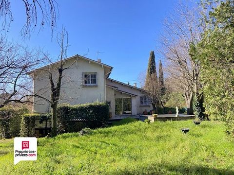 Séverine BOURDAROT vous propose dans les hauteurs de Castelnau le Lez et dans un quartier privilégié et calme une villa de 220 m² située dans un écrin de verdure à rénover. Composée au rez-de-chaussée d'une cuisine et d'une salle à manger donnant sur...