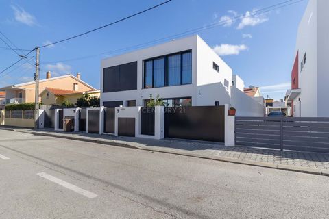 Discover this stunning 4-bedroom house built in 2023, still under warranty, with 170m² of modern style and comfort. Located in a quiet area of Fernão Ferro, near daycare, schools, supermarkets, and public transportation, this home is ideal for famili...