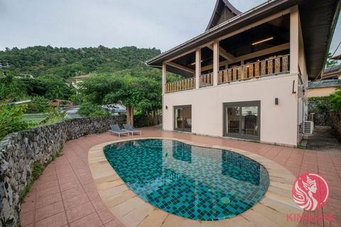 Kata Seaview Villa zum Verkauf Diese schöne Villa mit 5 Schlafzimmern wurde 2002 erbaut und befindet sich auf einem halben Rai Land. Es verfügt über Natursteinböden, einen großen Garten, einen privaten Freiformpool, eine Waschküche und Parkplätze für...