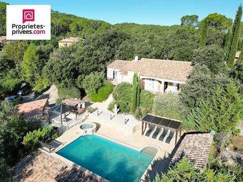 Située au calme et en position dominante avec vue sur les collines environnantes, vous découvrirez cette villa construite en 2002 de 150m2 et sa dépendance de 26m2. Elle se compose d'une pièce de vie de 56m2 avec cuisine américaine entièrement équipé...