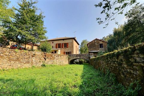 Antiguo molino ya presente en los mapas del siglo XVII, esta propiedad atípica se compone de cinco edificios de piedra que cubren algo más de 7.000 m2, a 7 km al suroeste de Cluny. Edificio. 1: La casa principal consta en la planta baja de un salón d...