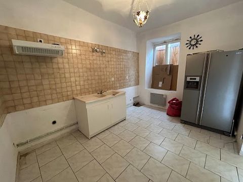 Saint Maixent This single-storey house comprises: a closed kitchen, a dining room, a living room, a bedroom, a shower room, separate toilet and an office that can be used as a small bedroom (8.22m2). It has a garage not attached to it at 10 meters, o...