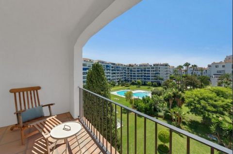 Tussenverdieping Appartement, Nueva Andalucía, Costa del Sol. 3 Slaapkamers, 2 Badkamers, Bouwoppervlakte 119 m², Terras 33 m². Ligging : Stad, Aan het strand, Haven, Dichtbij winkels, Dichtbij zee, Urbanisatie. Zonorientatie : Zuid. Huidige Staat : ...