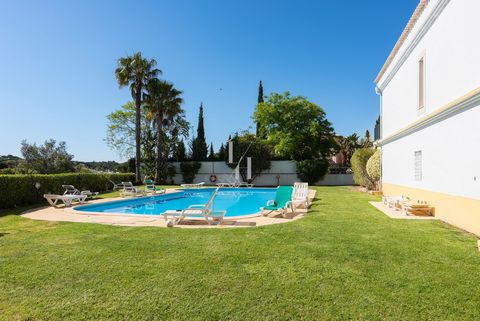 Located in Loulé. Located in the Urbanização Encosta das Oliveiras, right at the entrance of Vilamoura, this semi-detached villa is part of a condominium with only 16 residences and is conveniently situated close to a wide range of services and ameni...