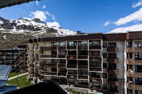 Ideaal gelegen op een hoogte van 2100 meter, vlakbij de pistes en dicht bij winkels, wordt deze residentie met 4 verdiepingen ook bediend door de gratis pendeldienst van Tignes die de drie districten met elkaar verbindt. Het ski-in/ski-out-vertrek op...