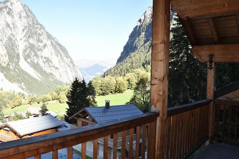 1 km from the center, quiet area. Chalet style, warm apartments with large balcony. Breathtaking view. 4 ROOM MEZZANINE APARTMENT - Capacity 8 people. 110 m². West balcony. 3rd floor Located 1km from shops and 400m from the slopes (Lance-Gralette ski...