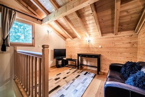 Dit chalet is een 3-sterren toevluchtsoord in de bergen, gelegen op slechts 550 meter van de pistes en op 700 meter van de Prodains-gondel in Avoriaz. Het biedt comfortabel plaats aan maximaal 10 personen in vier ruime slaapkamers, waaronder een hoof...